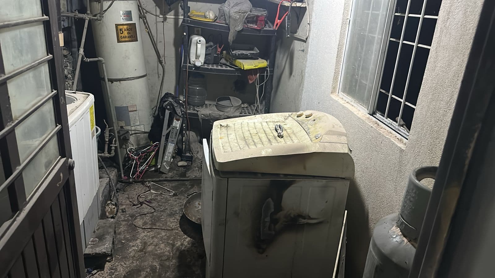 Explosión por acumulación de gas en negocio de Monterrey deja un herido y fuerte movilización