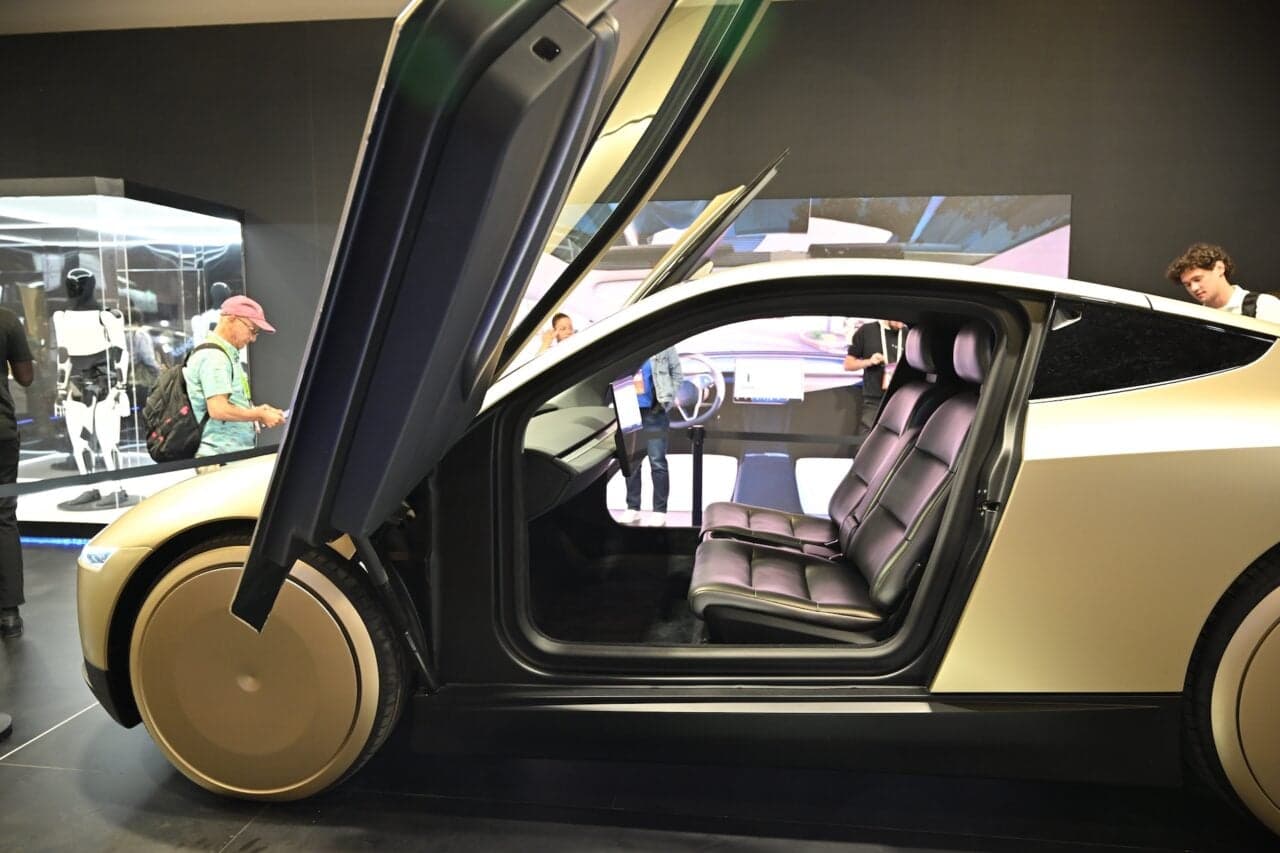 Renuncia líder del programa Cybercab de Tesla; presume haber desafiado los límites de la seguridad automotriz