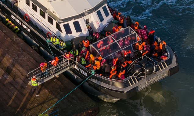 Récord de crisis en el Canal de la Mancha: Más de 600 migrantes llegan al Reino Unido en un solo día