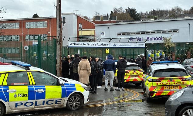 Caos en secundaria: Riña masiva entre alumnos termina con dos profesores hospitalizados