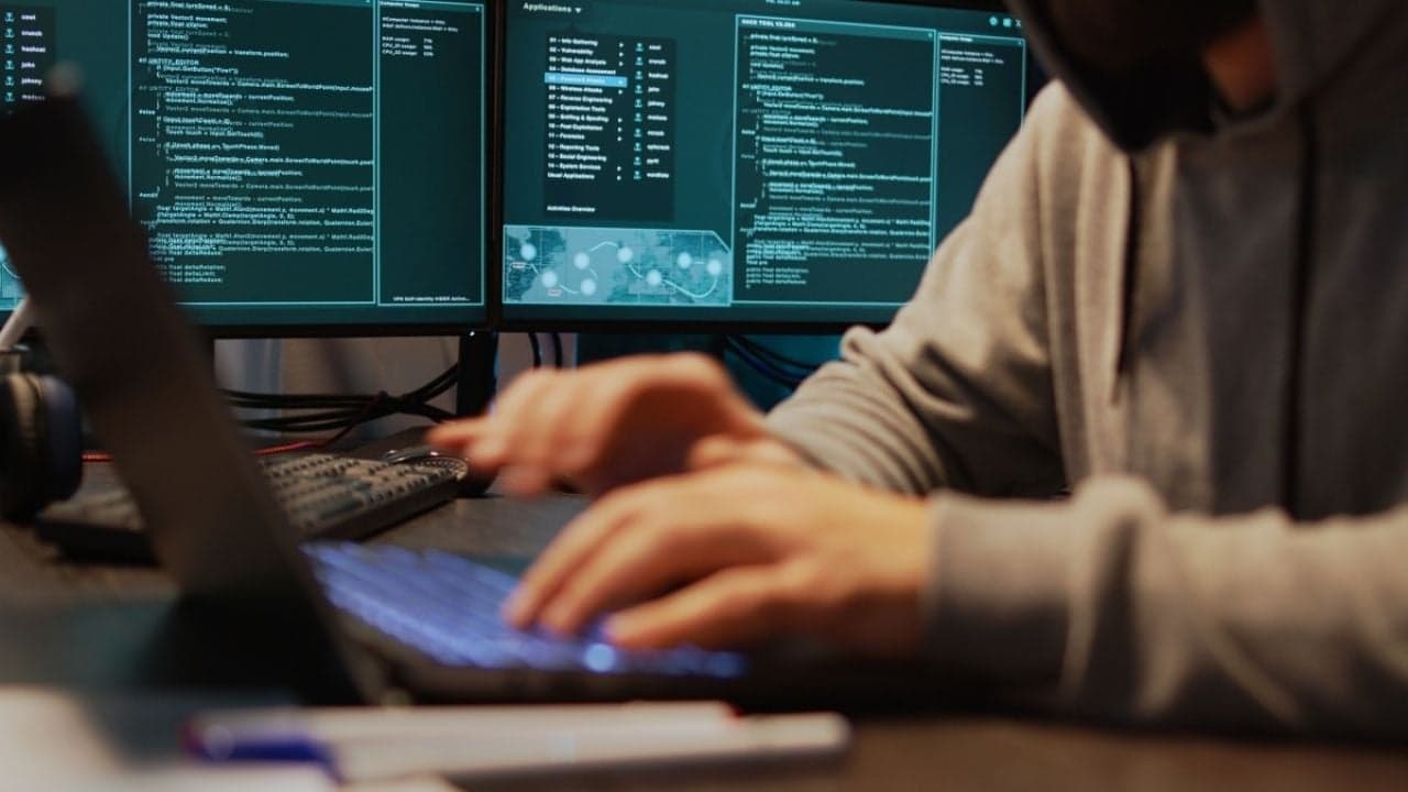 Ciberataque sin precedentes en México: IA vulnera al SAT e INE y sustrae 150 GB de información sensible