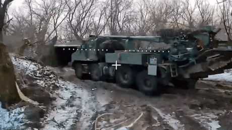 Fuerzas rusas intensifican ataques con drones: Destruyen blindados y artillería ucraniana en posiciones camufladas