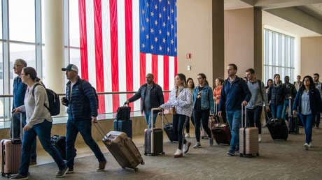 Éxodo estadounidense: Datos revelan salida de ciudadanos sin precedentes desde la Gran Depresión