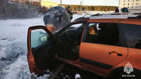 Héroe sin capa: Transeúnte rescata a conductor inconsciente de un vehículo en llamas en Rusia