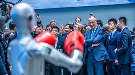 Robots chinos deslumbran con demostración de kung-fu ante el líder político alemán Friedrich Merz