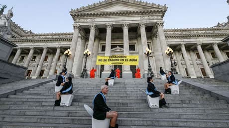 Inodoros frente al Congreso: La inusual protesta de Greenpeace en Argentina por la protección de glaciares
