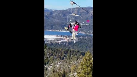 Terror en Big Bear: Esquiadora queda colgando a 400 metros de altura en telesilla en movimiento