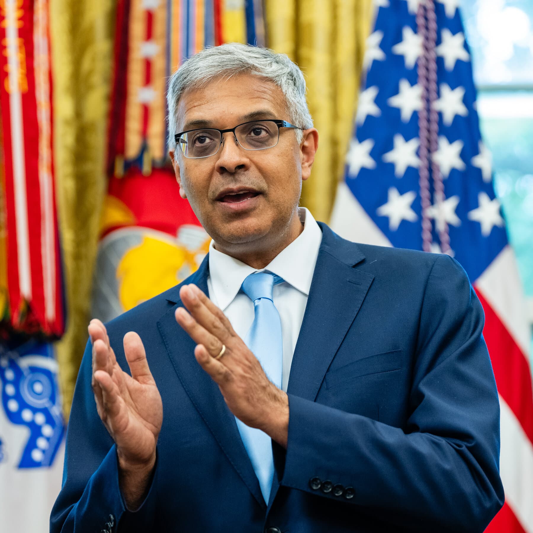 Nuevo director interino de los CDC gana respaldo del personal al defender la vacunación