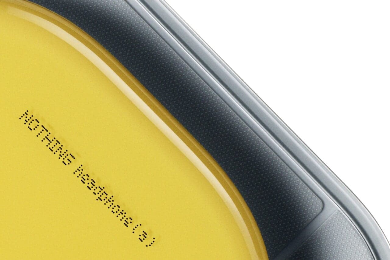 Nothing sorprende con un primer vistazo a sus nuevos y vibrantes audífonos en color amarillo