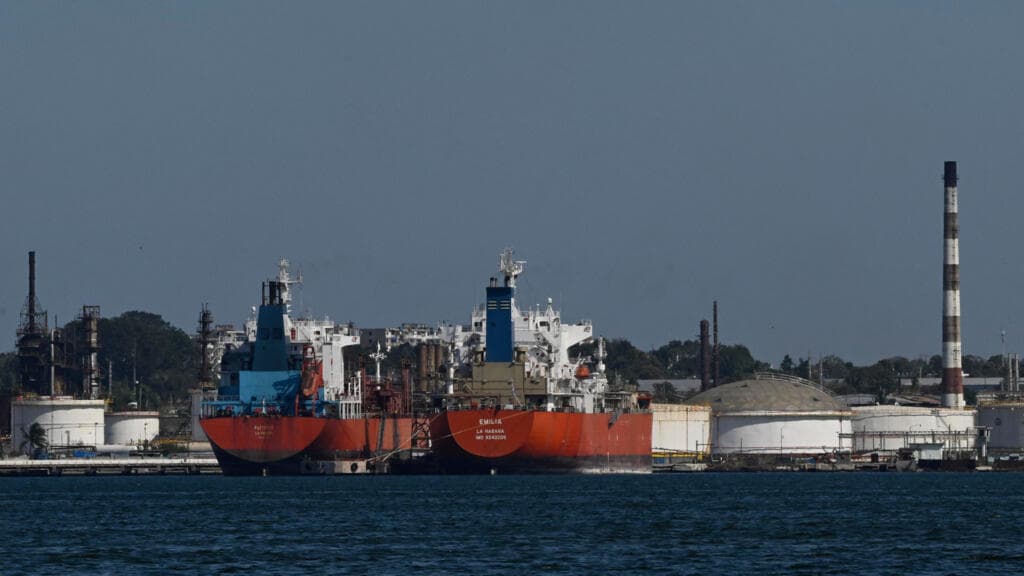 EE.UU. flexibiliza restricciones energéticas: autoriza reventa de petróleo venezolano a Cuba bajo condiciones estrictas