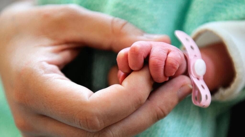 Francia busca revertir crisis de natalidad; expertos alertan por pubertad precoz y falta de salud materna