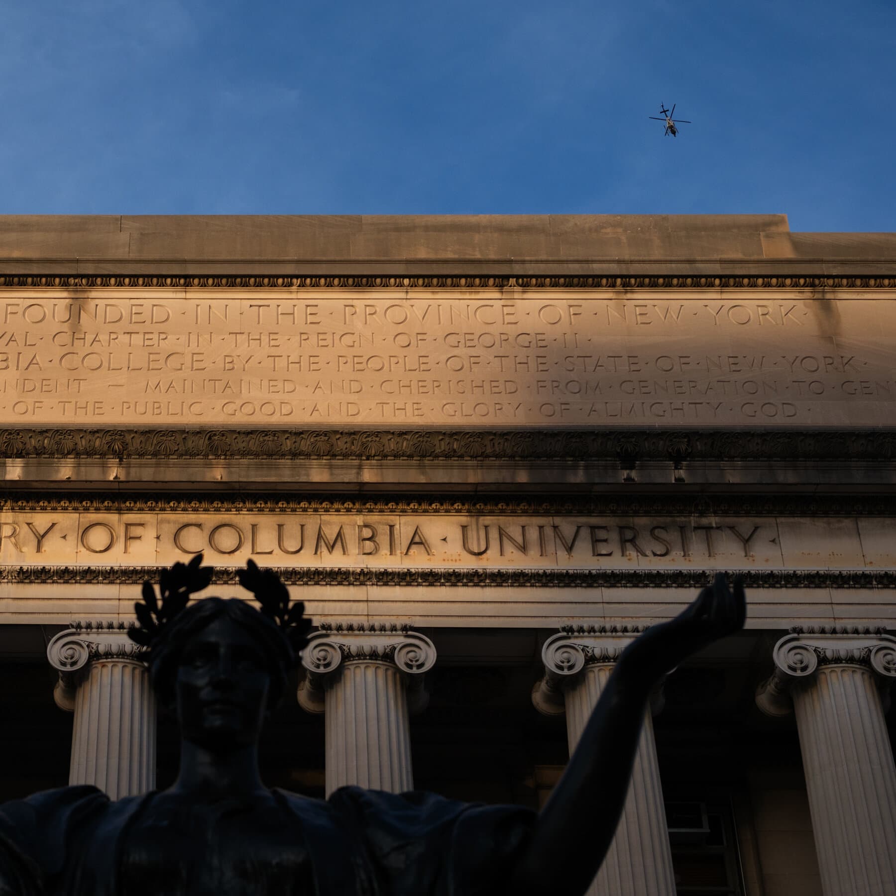 Agentes de inmigración detienen a estudiante en la Universidad de Columbia tras presuntos engaños para ingresar al campus