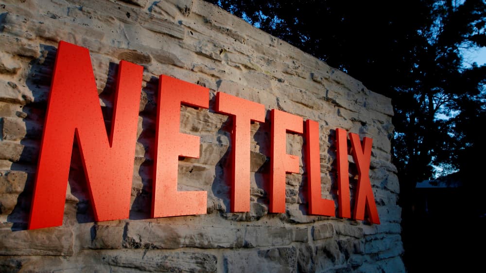 Acciones de Netflix se disparan tras retirarse de la posible compra de Warner Bros. Discovery